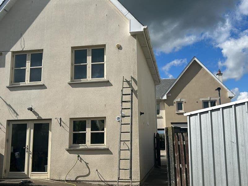 Rendered house wall after cleaning